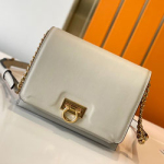 페레가모 크로스백 21H163 18cm 