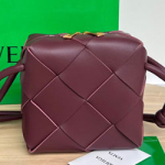 보테가베네타 크로스백 701915