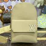 루이비통  파일럿 슬링백 M23765